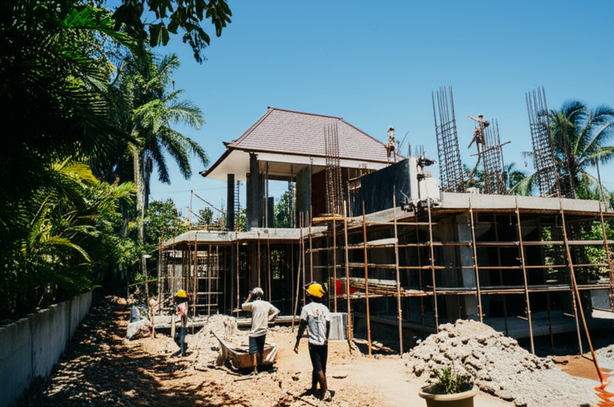 Construction of a modern villa in Bali, Indonesia, highlighting the importance of a reliable site contractor.