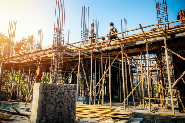 Construction of a luxury Bali villa, highlighting local builders, expert execution, and the use of natural materials.