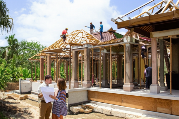 Illustration of the various stages of building a luxury Balinese villa, showcasing the construction process from foundation to finish.